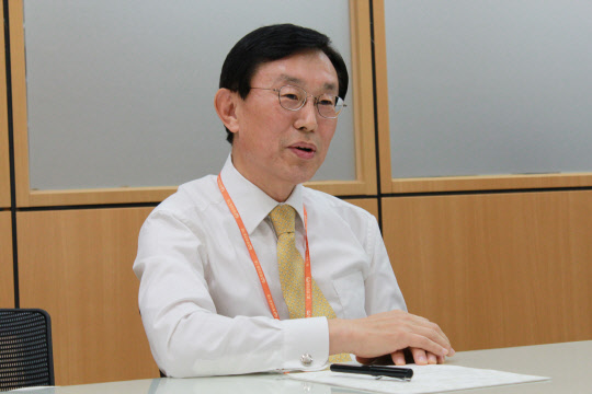 길이홍 부사장은 △1956년생 △연세대학교 회학과 학사 △중앙대학교 경영대학원 석사 △ 前한국후지쯔 본부장 △前후지쯔코리아솔루션서비스 대표이사 △前웰컴크레디트홀딩스 대표이사 △現웰컴저축은행 부사장 (디지털총괄임원(CIO)